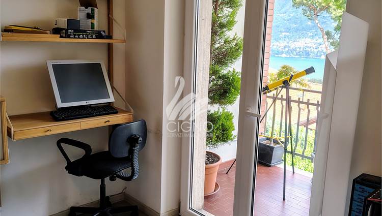 zona notte angolo PC ed accesso terrazzino coperto