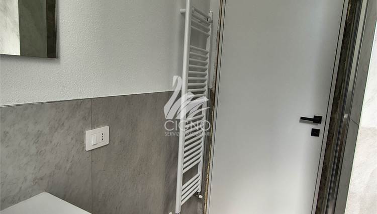 bagno con scaldasalviette