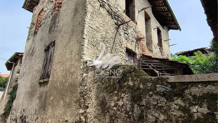 LATO NORD AFFACCIO SU VIA 