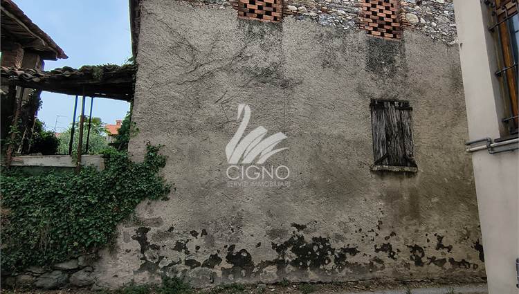 LATO NORD AFFACCIO SU VIA 